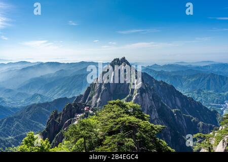 Photo de paysage au sommet de la montagne Huangshan à Anhui, Chine. Pris sur une belle journée ensoleillée. Banque D'Images