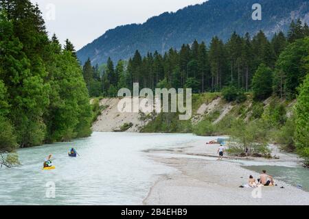 Lenggries, rivière Isar, rivière alpine sauvage, banque de gravier, gens, canoë, canoéiste à Oberbayern, Garmisch-Partenkirchen, Haute-Bavière, Bayern / Bavière, Allemagne Banque D'Images