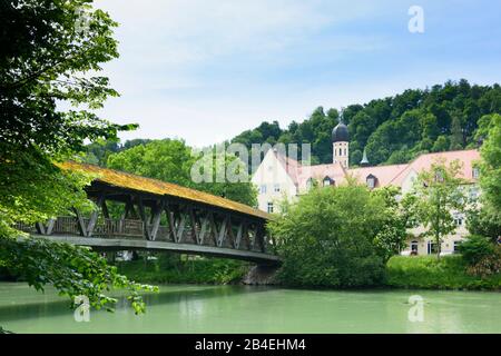 Wolfratshausen, Rivière Loisach, Église St Andreas, Vieille Ville, Pont Sebastianisteg À Oberbayern, Tölzer Land, Haute-Bavière, Bayern / Bavière, Allemagne Banque D'Images