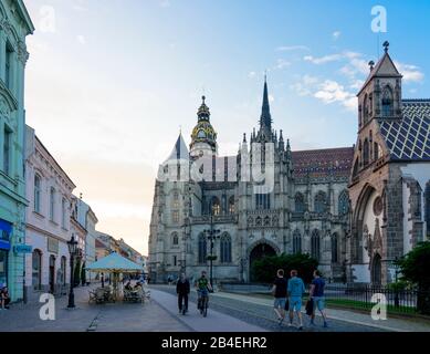 Slovaquie, Kosice (Kaschau), cathédrale Saint-Elisabeth, chapelle Saint-Michel (à droite), place principale Hlavna Banque D'Images