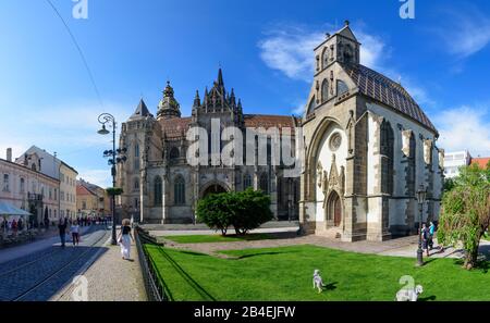 Slovaquie, Kosice (Kaschau), cathédrale Saint-Elisabeth, chapelle Saint-Michel (à droite), place principale Hlavna Banque D'Images