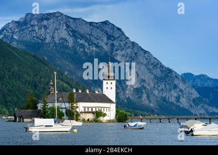 Gmunden, château de Seeschloss Ort, lac Traunsee, montagne Traunstein, voiliers à Salzkammergut, Oberösterreich, Haute-Autriche, Autriche Banque D'Images