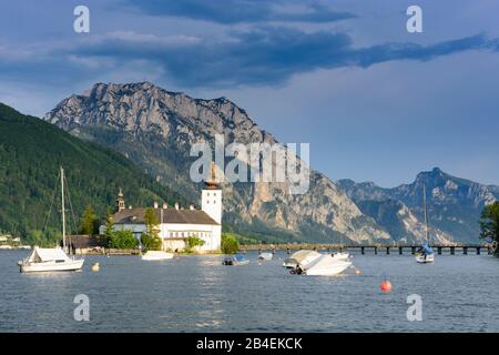 Gmunden, château de Seeschloss Ort, lac Traunsee, montagne Traunstein, voiliers à Salzkammergut, Oberösterreich, Haute-Autriche, Autriche Banque D'Images