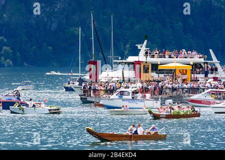 Traunkirchen, Fronleichnam (Corpus Christi) lac procession, bateau, voilier, lac Traunsee à Salzkammergut, Oberösterreich, Haute-Autriche, Autriche Banque D'Images