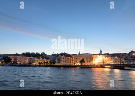 Gmunden, lac Traunsee, centre-ville de Gmunden, Hôtel de ville, bateau à vapeur Gisela, promenade du lac à Salzkammergut, Oberösterreich, Haute-Autriche, Autriche Banque D'Images