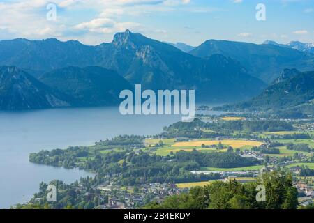 Altmünster, vue de montagne Gmunnerberg au lac Traunsee et aux villages Altmünster et Traunkirchen, maisons à Salzkammergut, Oberösterreich, Haute-Autriche, Autriche Banque D'Images