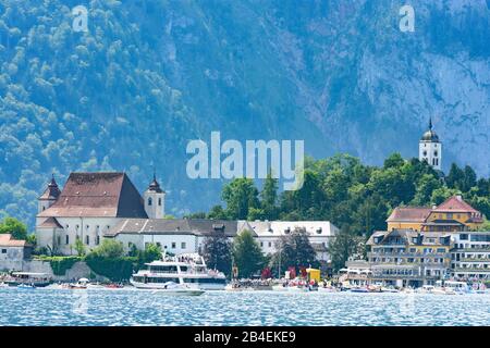 Traunkirchen, Fronleichnam (Corpus Christi) lac procession, bateau, voilier, église Pfarrkirche, montagne Johannesberg, chapelle Johannesbergkapelle, lac Traunsee à Salzkammergut, Oberösterreich, Haute-Autriche, Autriche Banque D'Images