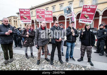 Munich, Bavière, Allemagne. 6 mars 2020. Neonazi Karl Richter (à gauche) apparaît avec le terrorisme de droite, soupçonnez Heinz Meyer à droite lors d'une manifestation contre le racisme. Ils ont été rencontrés par le satirique Die Partei, qui les a encerclés avec leurs signes. En réponse à la politique de haine et à l'attaque terroriste à Hanau, beaucoup attribuent au parti alternative pour l'Allemagne (AFD) et au CSU de Bavière, au Bellevue di Monaco et au Bayerisches Fluechtlingsrat (Centre des réfugiés bavarois) Organisé la manifestation "Ne Fais Pas Ça" à Max Joseph Platz pour s'opposer à la haine et au terrorisme de droite Banque D'Images