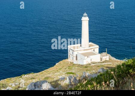 Otranto, Province De Lecce, Salento, Pouilles, Italie, Europe. Le phare de Palascá Ce phare marque le point le plus à l'est du continent italien. Banque D'Images