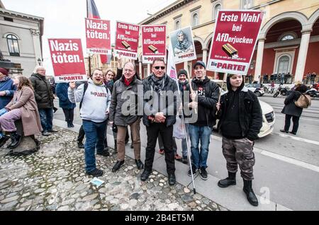 Munich, Bavière, Allemagne. 6 mars 2020. Neonazi Karl Richter (à gauche) apparaît avec le terrorisme de droite, soupçonnez Heinz Meyer à droite lors d'une manifestation contre le racisme. Ils ont été rencontrés par le satirique Die Partei, qui les a encerclés avec leurs signes. En réponse à la politique de haine et à l'attaque terroriste à Hanau, beaucoup attribuent au parti alternative pour l'Allemagne (AFD) et au CSU de Bavière, au Bellevue di Monaco et au Bayerisches Fluechtlingsrat (Centre des réfugiés bavarois) Organisé la manifestation "Ne Fais Pas Ça" à Max Joseph Platz pour s'opposer à la haine et au terrorisme de droite Banque D'Images