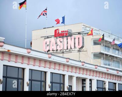 DAS Casino Partouche dans la Baule-Escoublac vor wolkenverhangenem Himmel dans la région der Pays de la Loire. Banque D'Images