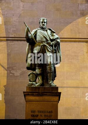 Allemagne, Bavière, Munich, vieille ville, Feldherrnhalle, statue Graf von. Tilly, le soir, s'est allumé Banque D'Images