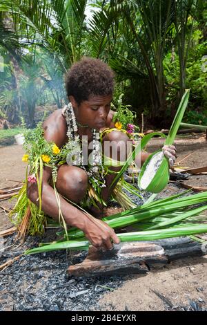 Démonstration de faire de sagou, Tufi, province de Oro, la Papouasie-Nouvelle-Guinée Banque D'Images