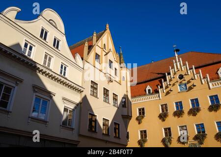 Façades de maisons avec mairie, vieille ville, Donauwörth, quartier Donau-Ries, Swabia, Bavière, Allemagne Banque D'Images