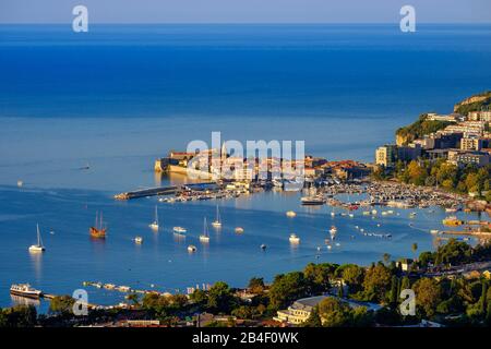 Vieille ville et marina, Budva, côte Adriatique, Monténégro Banque D'Images