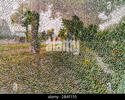 Vitre en verre complètement fissurée, paysage brillant à travers, fragments Brisés, arrière-plan abstrait Banque D'Images