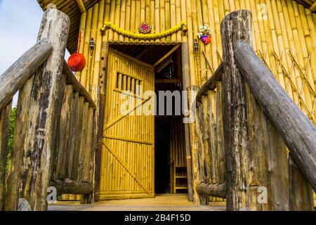 Maison en bois asiatique traditionnelle, entrée avec porte, maison classique en bambou, architecture d'Asie Banque D'Images