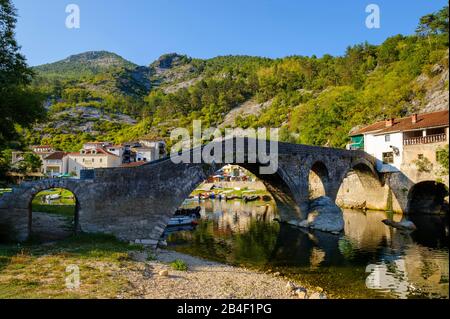 Stari Most Old Bridge, Rivière Crnojevic, Rijeka Crnojevica, Parc National Du Lac Skadar, À Cetinje, Au Monténégro Banque D'Images