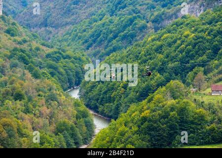 Tyrolienne, Rivière Tara, Canyon Tara, Vue Depuis Le Pont Tara À Durdevica, Parc National Durmitor, Province De Pljevlja, Monténégro Banque D'Images