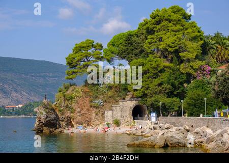 Petite plage à Topla, à Herceg Novi, baie de Kotor, côte Adriatique, Monténégro Banque D'Images