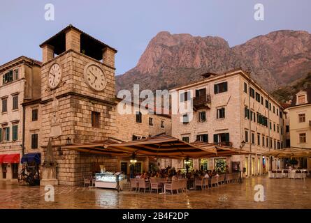 Place principale avec tour d'horloge, vieille ville de Kotor, Monténégro Banque D'Images