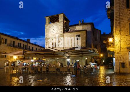 Place principale avec tour d'horloge au crépuscule, vieille ville de Kotor, Monténégro Banque D'Images