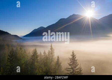 Brouillard sur l'isartal supérieur entre Vorderriß et Wallgau, derrière Karwendelgebirge, Werdenfelser pays, vue aérienne, Haute-Bavière, Bavière, Allemagne Banque D'Images