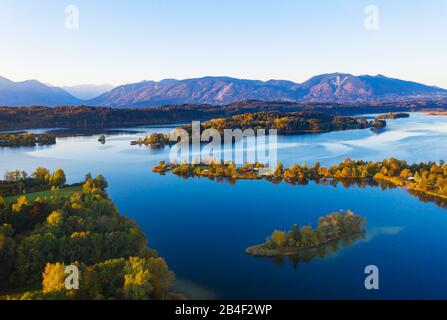 Staffelsee avec Gradeninsel, les îles Buchau et Wörth, Seehausen am Staffelsee, drone enregistrement, contreforts alpins bavarois, Haute-Bavière, Bavière, Allemagne Banque D'Images