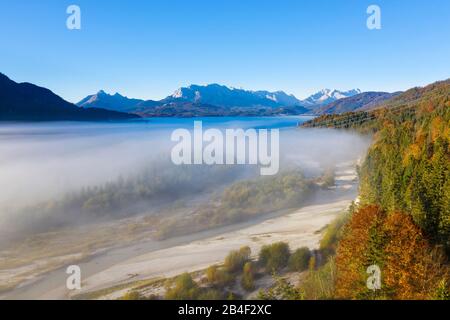 Brouillard sur Isar, Haute-Isartal près de Wallgau, derrière les montagnes de Wetterstein avec Zugspitze, Werdenfelser Land, vue aérienne, Haute-Bavière, Bavière, Allemagne Banque D'Images