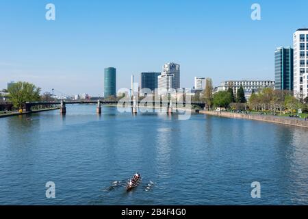 Allemagne, Hesse, Francfort, vue de l''Alter Steg sur la Tour Westhafen en arrière-plan. Banque D'Images