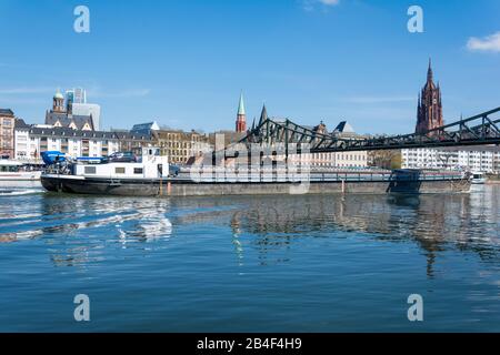 Allemagne, Hesse, Francfort, horizon de Francfort, barge sur la rivière Main au pont "Eiserner Steg". Banque D'Images