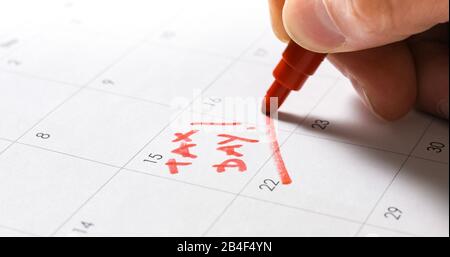 2020 15 avril marqué sur le calendrier pour la date limite de rappel de la journée d'imposition avec 1040 formulaire. Banque D'Images