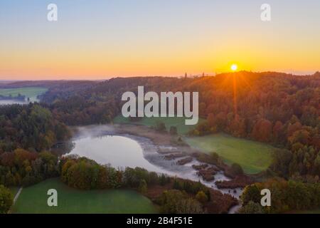 Lever du soleil, bassin forestier de Dietramszeller, Dietramszell, enregistrement de drone, Tölzer Land, contreforts alpins, Haute-Bavière, Bavière, Allemagne Banque D'Images