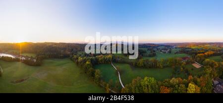 Lever Du Soleil, Dietramszeller Waldweiher, Obermühltal, Dietramszell, Drone, Tölzer Land, Contreforts Alpins, Haute-Bavière, Bavière, Allemagne Banque D'Images