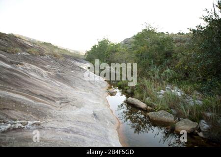 Rio Jequitinhonha próximo à sua nascente, sob trecho cortado pela BR 259, na Serra do Espinhaço méridional, géologie, rivière Jequitinhonha, Serro, Minas Banque D'Images