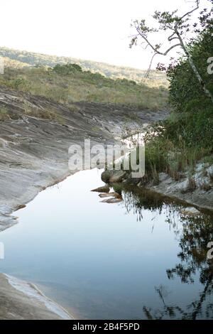 Rio Jequitinhonha próximo à sua nascente, sob trecho cortado pela BR 259, na Serra do Espinhaço méridional, géologie, rivière Jequitinhonha, Serro, Minas Banque D'Images