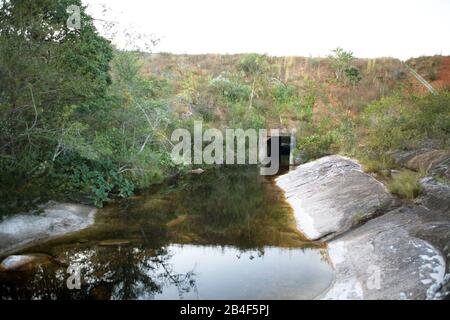 Rio Jequitinhonha próximo à sua nascente, sob trecho cortado pela BR 259, na Serra do Espinhaço méridional, géologie, rivière Jequitinhonha, Serro, Minas Banque D'Images