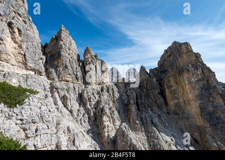 Meurina, Auronzo Di Cadore, Province De Belluno, Vénétie, Italie. Grimpeurs sur le chemin de la via ferrata 'Bonacossa' dans le groupe cadini Banque D'Images