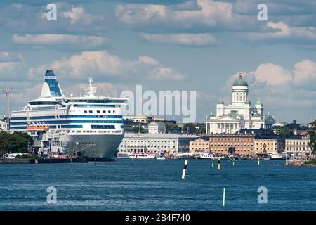 Helsinki, vue lointaine sur Suomenlinna, cathédrale et bateau de croisière Banque D'Images