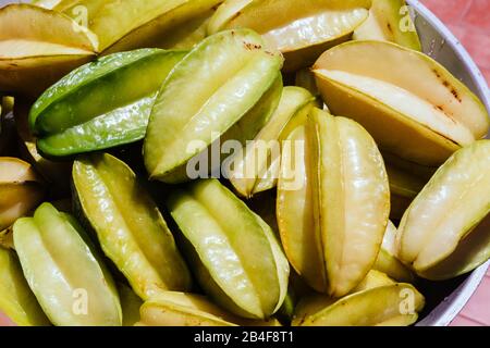 Gros plan de fruits frais bio étoiles (Averrhoa carambola), alias carambola, lavés prêts à manger, à l'extérieur Banque D'Images