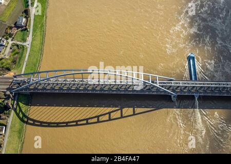 Vue aérienne, pont Alte Hammer, pont de passage en acier entre Düsseldorf et Neuss, cargo, eaux du Rhin brun, Rhin, pont du Rhin, pont ferroviaire, Düsseldorf, Rhénanie-du-Nord-Westphalie, Allemagne Banque D'Images