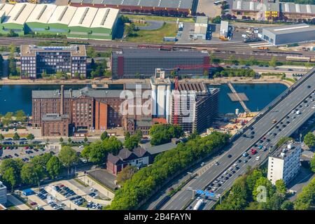 Vue aérienne du Musée MKM Küpppersmühle pour l'art Moderne et du chantier de construction de l'extension à Duisburg dans le port intérieur de la région métropolitaine de Rhin-Ruhr dans l'État de Rhénanie-du-Nord-Westphalie, Allemagne Banque D'Images