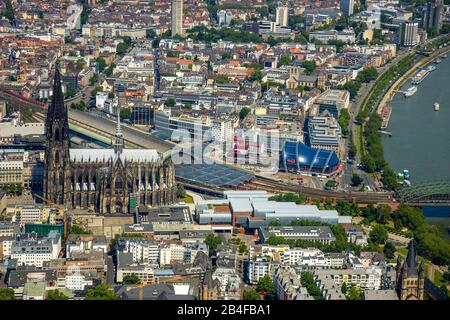 Vue aérienne du centre-ville sur la rive gauche du Rhin avec la cathédrale de Cologne, la gare centrale de Cologne, vue sur la ville de Cologne en Rhénanie-du-Nord-Westphalie, Allemagne, Rhénanie, Europe, cathédrale de Cologne, hall de gare, toit de la gare de Cologne, centre-ville, centre-ville, Dôme musical Banque D'Images