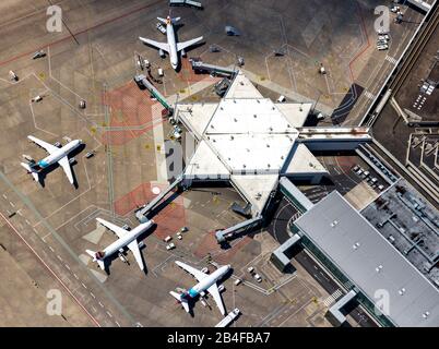 Vue aérienne de l'aéroport Konrad Adenauer de Cologne / Bonn avec les doigts d'enregistrement, les jetées avec jets, les avions commerciaux, l'aéroport international dans la ville sud-est de Cologne-Gragel et, dans une petite mesure, sur la région de Troisdorf à Cologne dans la Rhénanie dans l'état de Rhénanie-du-Nord-Westphalie, Allemagne Banque D'Images