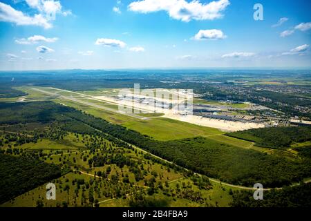 Vue aérienne de l'aéroport Konrad Adenauer de Cologne / Bonn avec bâtiments d'enregistrement et piste d'atterrissage, aéroport international dans la ville sud-est de Cologne-Gragel et, dans une petite mesure, dans la région de Troisdorf à Cologne dans la Rhénanie dans l'état de Rhénanie-du-Nord-Westphalie, Allemagne. Banque D'Images