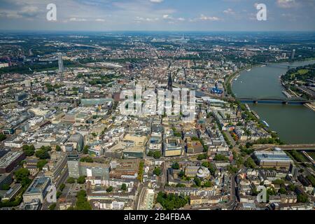 Vue aérienne du centre-ville sur la rive gauche du Rhin avec la cathédrale de Cologne, la gare centrale de Cologne, vue sur la ville de Cologne en Rhénanie-du-Nord-Westphalie, Allemagne, Rhénanie, Europe, cathédrale de Cologne, hall de gare, toit de la gare de Cologne, centre-ville, centre-ville, Dôme musical Banque D'Images