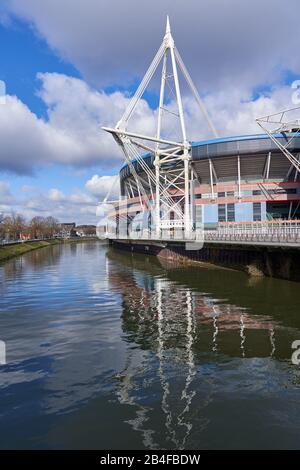 Le Stade Principauté, Anciennement Le Millennium Stadium, Sur La Rivière Taff, Cardiff, Pays De Galles Du Sud Banque D'Images