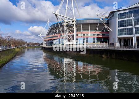 Le Stade Principauté, Anciennement Le Millennium Stadium, Sur La Rivière Taff, Cardiff, Pays De Galles Du Sud Banque D'Images