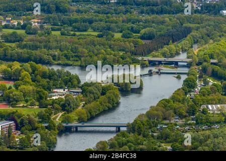 Vue aérienne de l'embouchure de la Volme dans la Ruhr près de Herdecke avec pont d'autoroute A1 et Weir Herdecke / Ruhr à Herdecke dans la région de la Ruhr dans l'état fédéral de Rhénanie-du-Nord-Westphalie, Allemagne. Banque D'Images