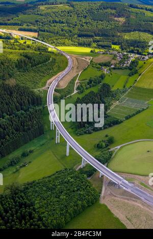 Vue aérienne du pont autoroutier le plus élevé de Rhénanie-du-Nord-Westphalie et extension de l'autoroute A 44 avec les ponts de Bestwig-Nuttlar avec la liaison à la route B 7 près d'Olsberg à Bestwig Sauerland dans l'état de Rhénanie-du-Nord-Westphalie, Allemagne. Banque D'Images